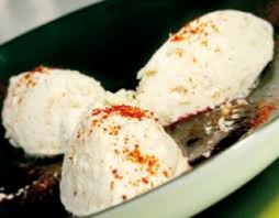 Quenelles de mousse de chocolat blanc au piment d'espelette et son coulis de fruit rouge